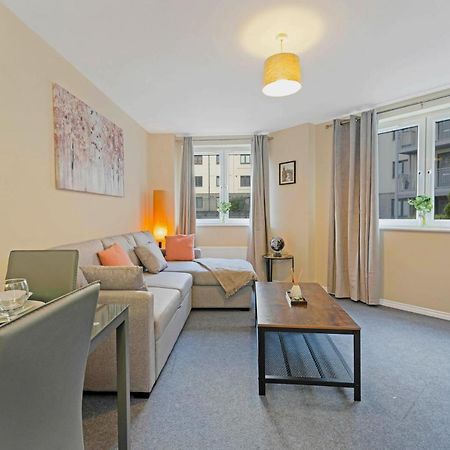 Modern & Spacious 2 Bedroom Serviced Apartment Next To Lochend Park - Private Underground Parking & Lift Available - Close To Edinburgh City Centre Eksteriør bilde