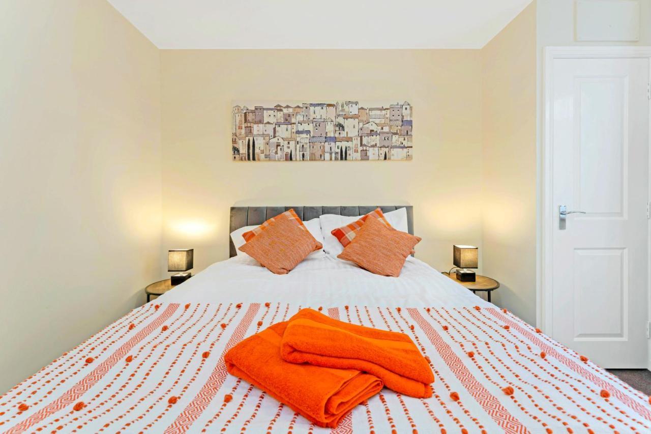 Modern & Spacious 2 Bedroom Serviced Apartment Next To Lochend Park - Private Underground Parking & Lift Available - Close To Edinburgh City Centre Eksteriør bilde