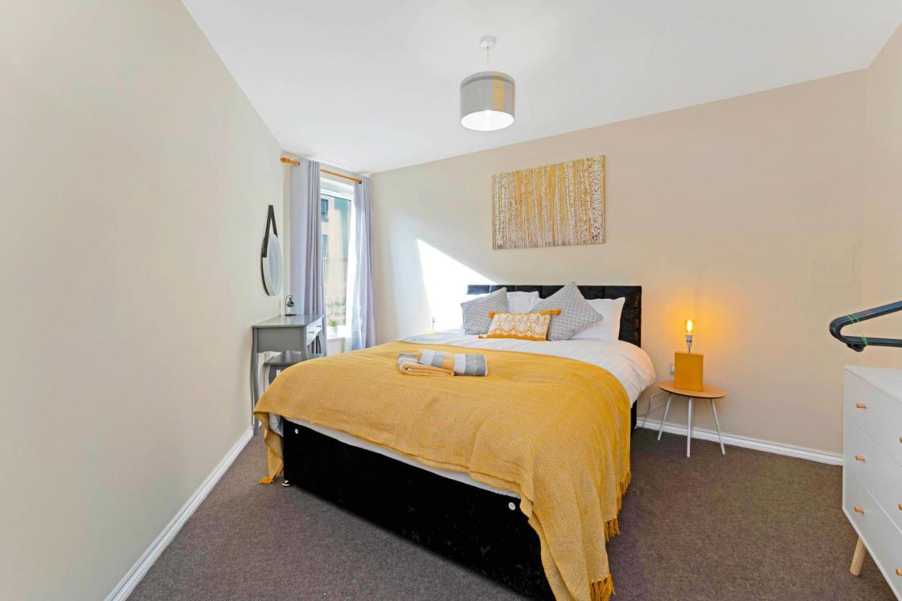 Modern & Spacious 2 Bedroom Serviced Apartment Next To Lochend Park - Private Underground Parking & Lift Available - Close To Edinburgh City Centre Eksteriør bilde