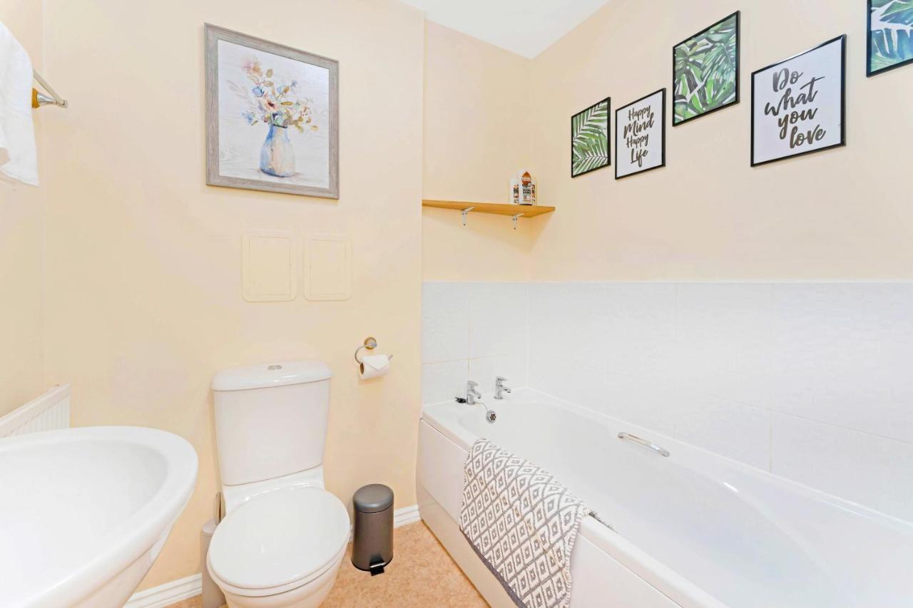 Modern & Spacious 2 Bedroom Serviced Apartment Next To Lochend Park - Private Underground Parking & Lift Available - Close To Edinburgh City Centre Eksteriør bilde