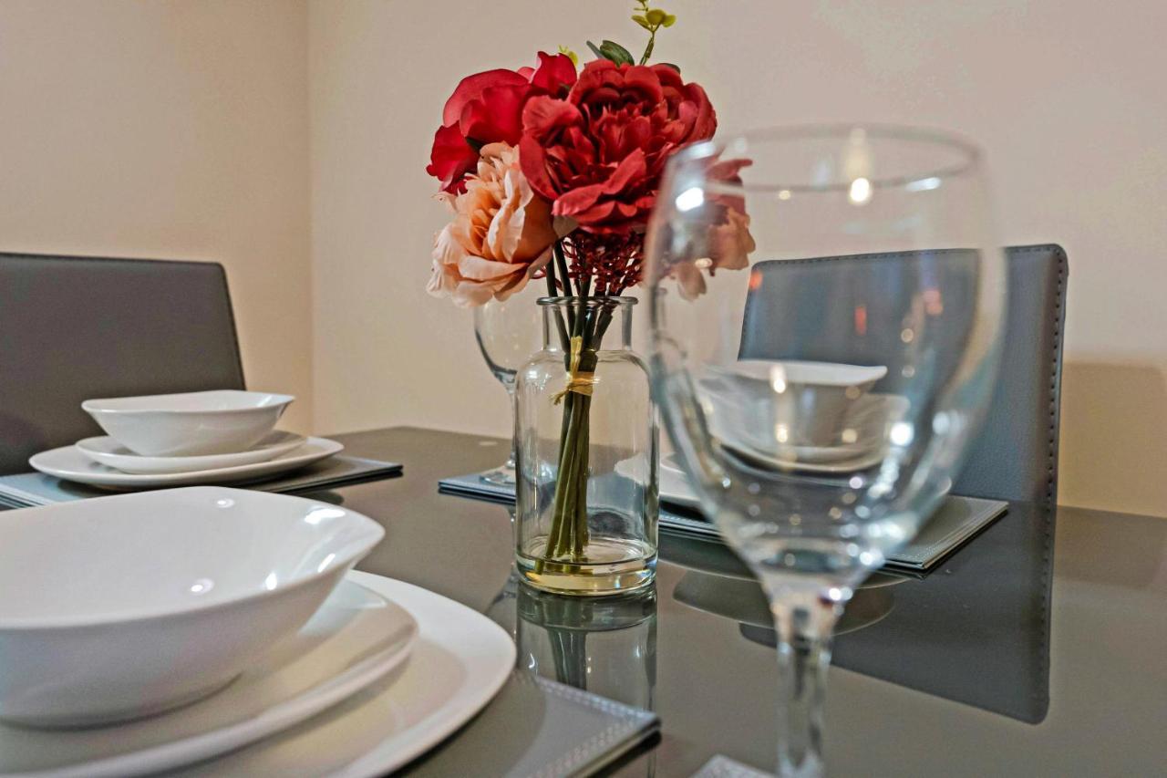 Modern & Spacious 2 Bedroom Serviced Apartment Next To Lochend Park - Private Underground Parking & Lift Available - Close To Edinburgh City Centre Eksteriør bilde