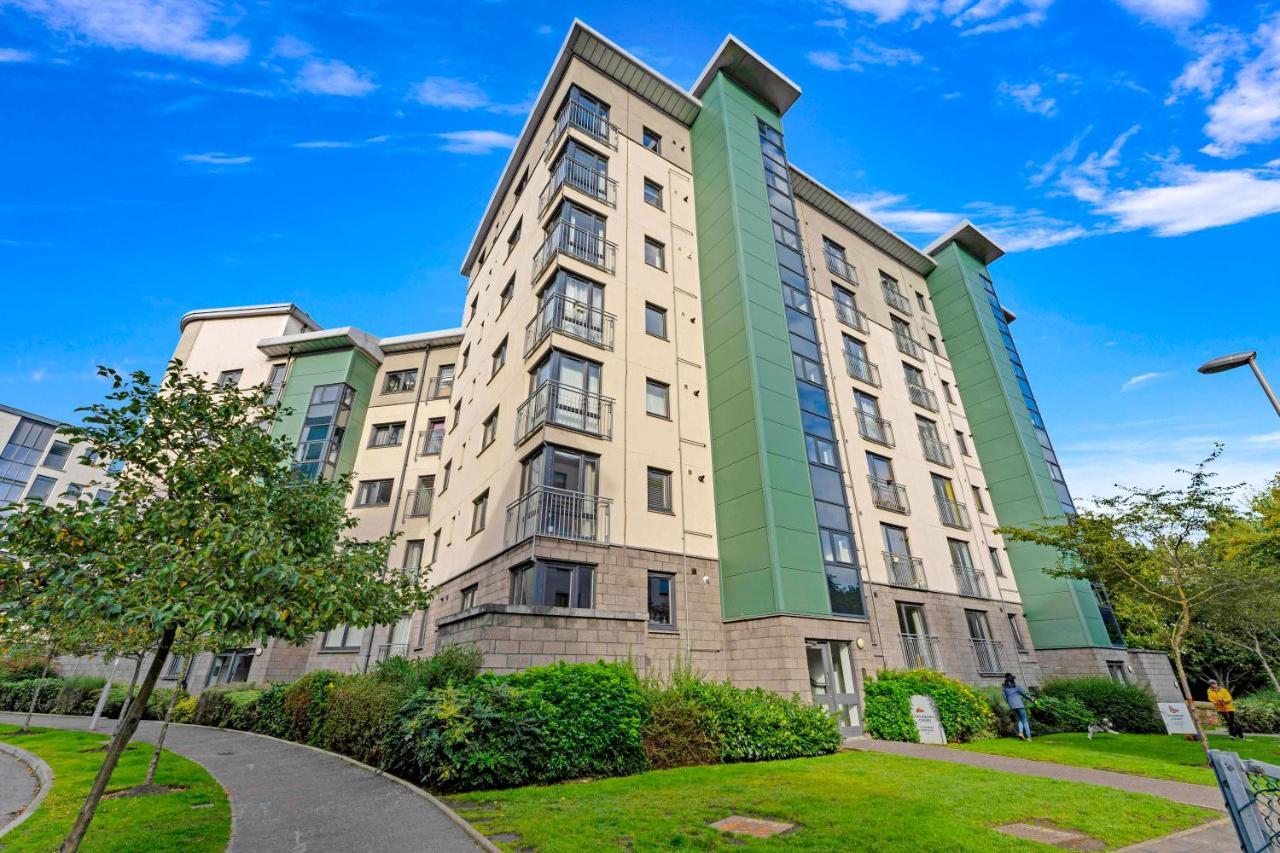 Modern & Spacious 2 Bedroom Serviced Apartment Next To Lochend Park - Private Underground Parking & Lift Available - Close To Edinburgh City Centre Eksteriør bilde