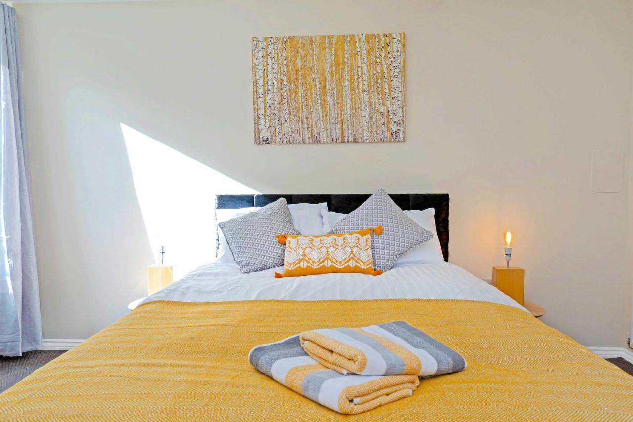 Modern & Spacious 2 Bedroom Serviced Apartment Next To Lochend Park - Private Underground Parking & Lift Available - Close To Edinburgh City Centre Eksteriør bilde
