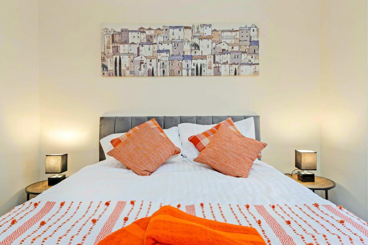 Modern & Spacious 2 Bedroom Serviced Apartment Next To Lochend Park - Private Underground Parking & Lift Available - Close To Edinburgh City Centre Eksteriør bilde
