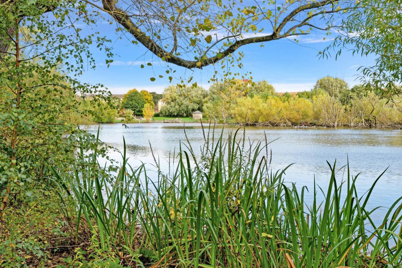 Modern & Spacious 2 Bedroom Serviced Apartment Next To Lochend Park - Private Underground Parking & Lift Available - Close To Edinburgh City Centre Eksteriør bilde