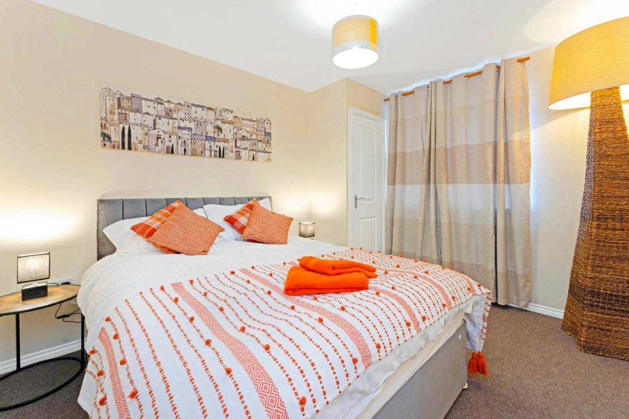 Modern & Spacious 2 Bedroom Serviced Apartment Next To Lochend Park - Private Underground Parking & Lift Available - Close To Edinburgh City Centre Eksteriør bilde