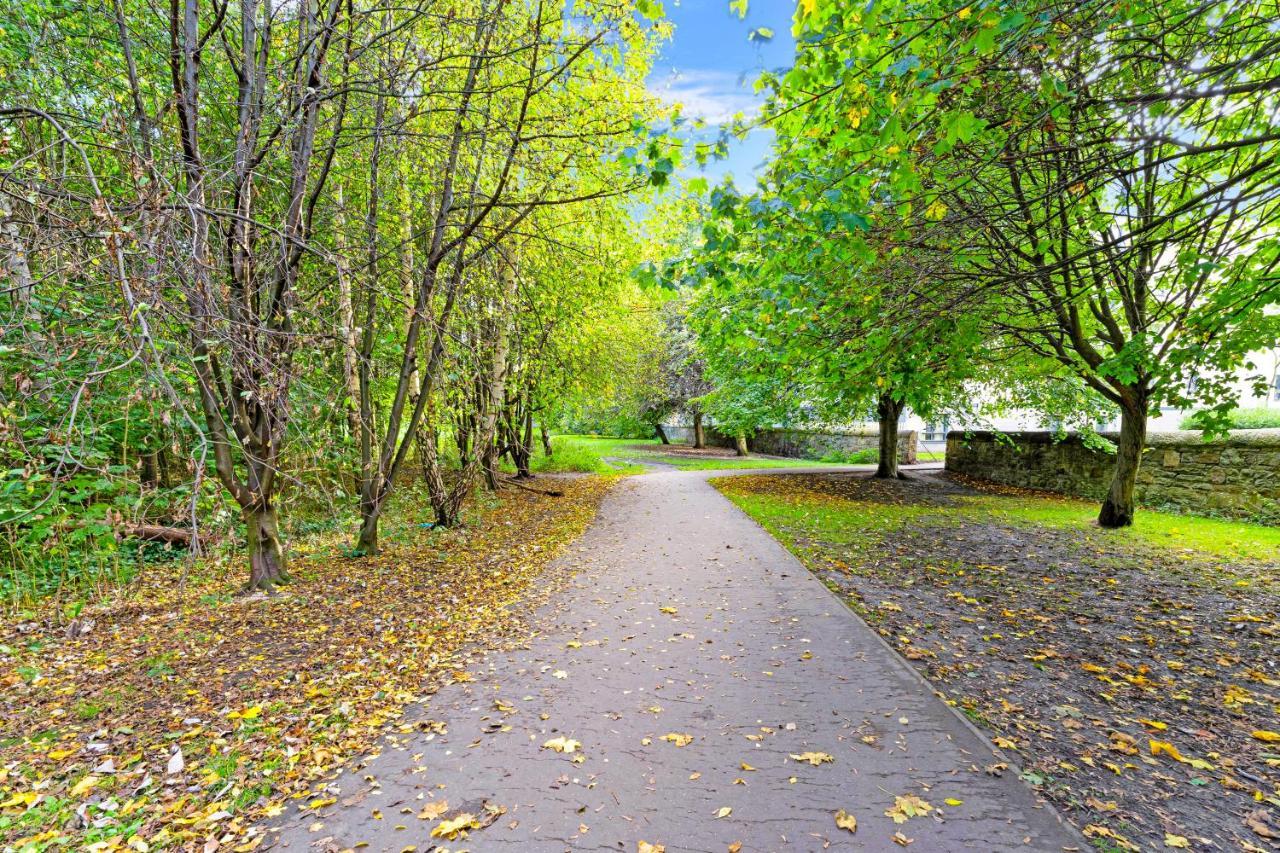 Modern & Spacious 2 Bedroom Serviced Apartment Next To Lochend Park - Private Underground Parking & Lift Available - Close To Edinburgh City Centre Eksteriør bilde